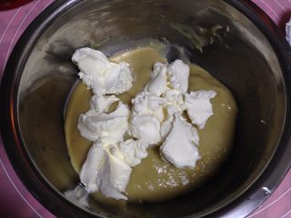 豆乳盒子,加入奶油奶酪100克搅拌至顺滑