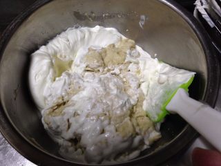 豆乳盒子,将豆乳糊倒入奶油糊中用打蛋器充分打匀