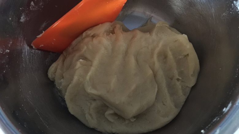 桃山皮月饼,搅拌均匀成不粘手的饼皮，静置半小时