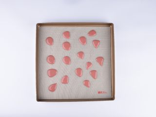 草莓花式蛋糕卷,装入裱花袋，在蛋糕卷硅胶垫上挤出草莓形状，放进180度上下火的烤箱，中层烤1分钟定型后取出