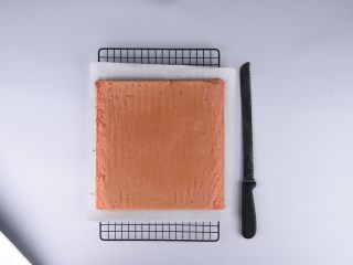 草莓花式蛋糕卷,冷却的蛋糕胚翻过来有草莓画那面朝下，用锯齿刀将相对的两边倾斜45度切去边缘部分