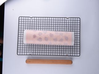 草莓花式蛋糕卷,借助擀面杖带动油纸，将蛋糕胚卷起来，放冰箱冷藏2小时以上
