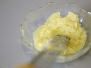 自制姜撞奶,所有的生姜擦成泥，装入碗里备用。