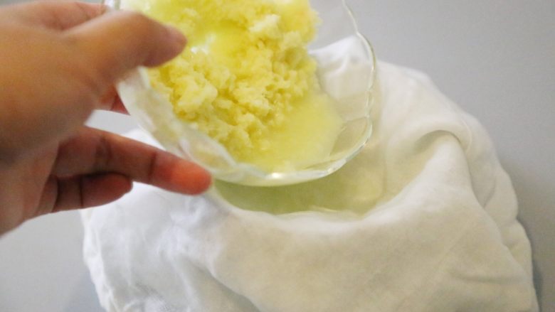 自制姜撞奶,姜擦好的生姜泥倒入铺好纱布的碗里。