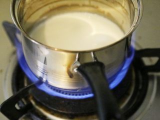 自制姜撞奶,奶锅加热，至牛奶快开未开，四周开始沸腾，约70-80摄氏度，即可关火。