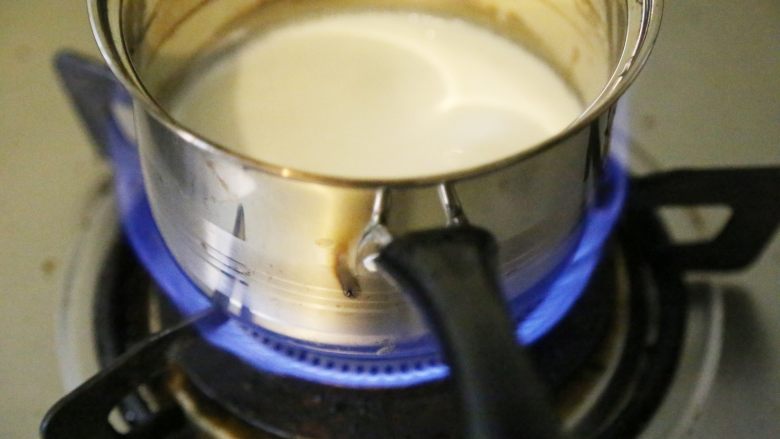 自制姜撞奶,奶锅加热，至牛奶快开未开，四周开始沸腾，约70-80摄氏度，即可关火。