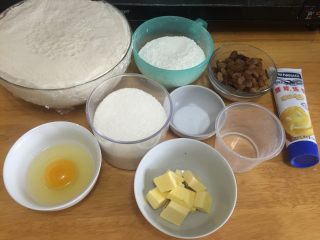 炼奶提子吐司,中种发酵好了之后，准备好主面团的所有材料
其中提子干泡水20分钟后，用厨房纸吸干水分备用