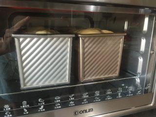 炼奶提子吐司,预热烤箱，190度上下火烤制35分钟
5分钟左右要观察上色情况，即使加盖锡纸