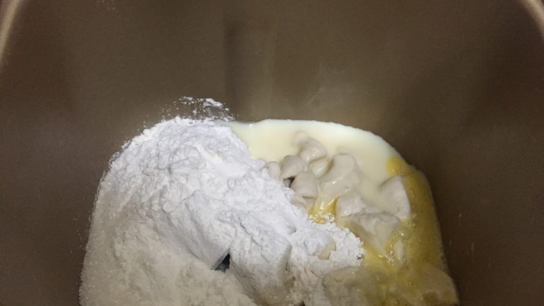 超软炼奶排包 中种法,中种面团直接剪成小块放入面包桶中，放入主面团中除黄油以外的所有材料
面包机揉面25分钟