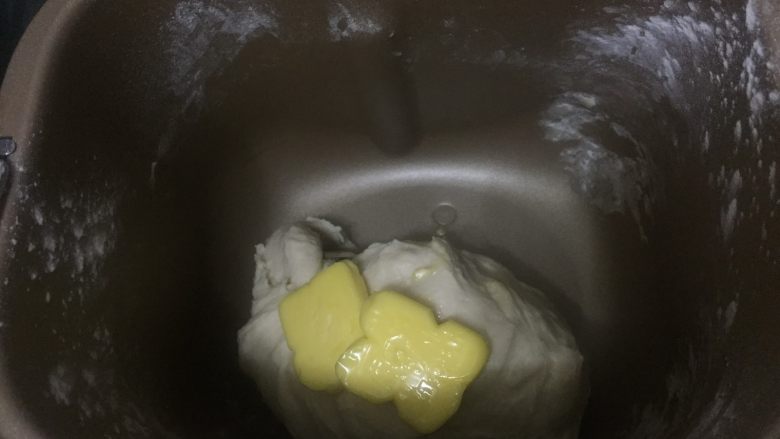 超软炼奶排包 中种法,揉面好后加入软化至室温的黄油，继续揉面20分钟