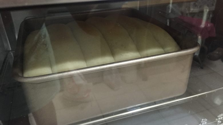 超软炼奶排包 中种法,放入预热好的烤箱，烤制温度180度 30分钟