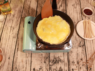 喷香四溢的美味煎饼,将打好的鸡蛋液倒入锅中，煎制成鸡蛋饼！