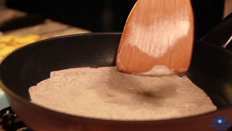 喷香四溢的美味煎饼,煎制30秒后，拿铲子轻微推动面饼，若没有粘锅了，便可以翻面了！