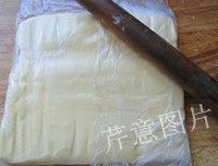 尼可拉可颂,面团快冷冻好的时候，从冰箱中取出冷藏状态的发酵黄油，切成厚片装进保鲜袋，用擀面杖敲打成大厚片
