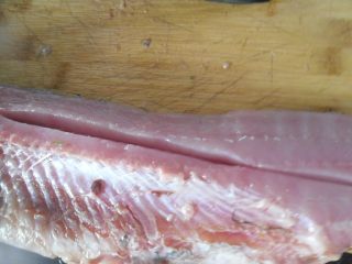 西湖醋鱼,第二刀在雌片的内侧靠背部顺长划一刀
 