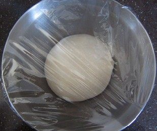 法式红酒金枪鱼面包,取出面团，滚圆后放进大碗中，盖上保鲜膜，室温进行基础发酵