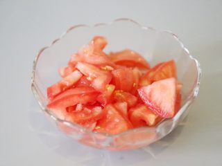 巴沙酸湯魚,西紅柿洗凈，去蒂，切成小塊備用。