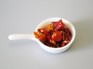 巴沙酸湯魚,干辣椒切成小段。