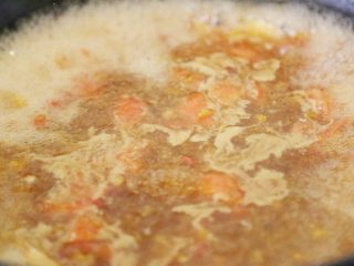 巴沙酸湯魚,在煸炒好的鍋中，加入1000ml的開水，中火煮約10分鐘。