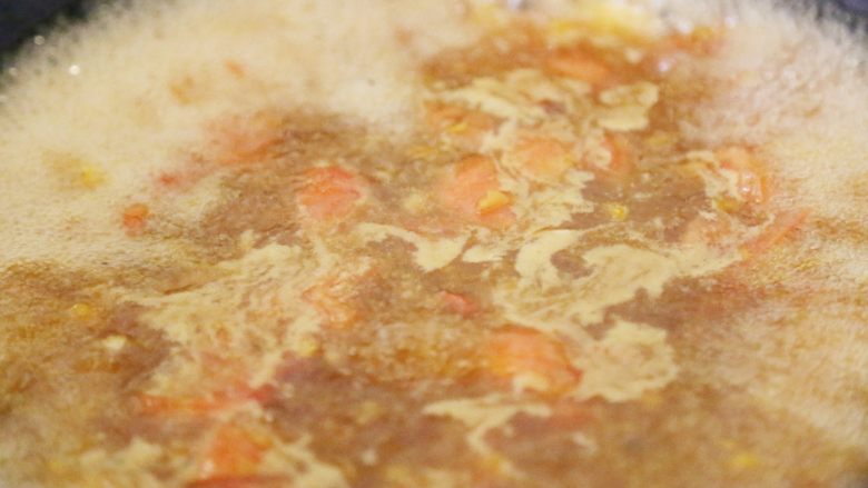 巴沙酸汤鱼,在煸炒好的锅中，加入1000ml的开水，中火煮约10分钟。