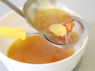 巴沙酸湯魚,準備一個大碗，用漏勺將煮好的湯過濾掉剩余的固體物質。
留下湯，將過濾掉的固體物棄之不用。