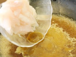 巴沙酸湯魚,將過濾后的湯重新倒入鍋中燒開，下入切好的巴沙魚段。