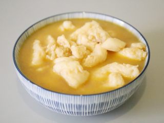 巴沙酸湯魚,將煮好的巴沙魚和湯盛入鋪好金針菇的碗里。