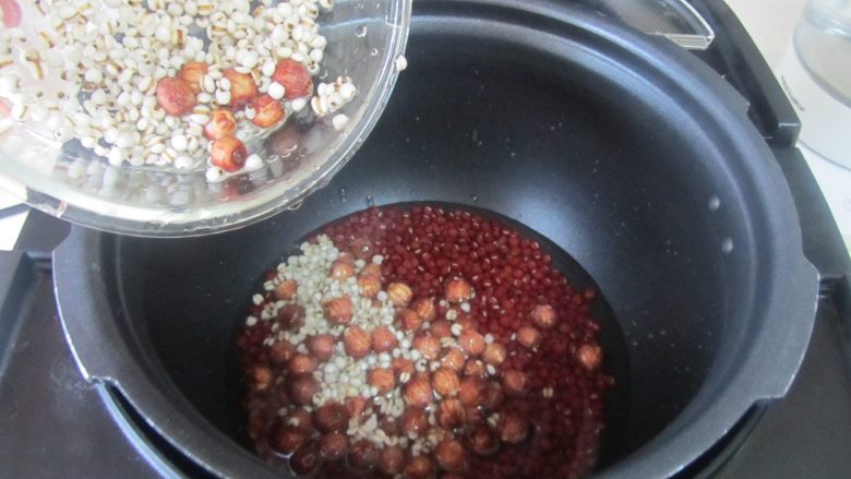 红豆薏米莲子羹,将泡好的食材放入电压力锅中；
