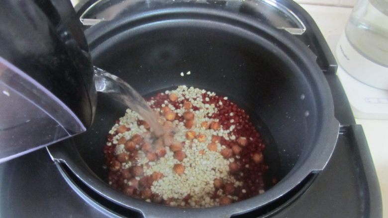 红豆薏米莲子羹,加入适量的水；