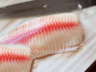 免炸香酥鱼柳,将鲷鱼片切成一公分宽鱼条备用。用其他白肉鱼亦可。