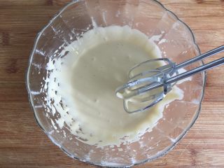 原味泡芙（卡仕达酱版）,3.筛入低筋面粉和玉米淀粉的混合物，搅打均匀；