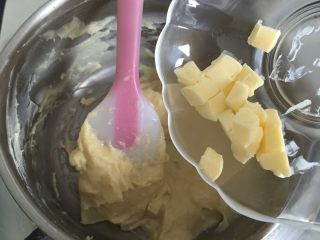原味泡芙（卡仕达酱版）,8.加入黄油搅拌均匀，冷却后放冰箱保存备用；