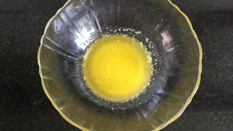 原味泡芙（卡仕达酱版）,9.接着来做泡芙，将泡芙配方中的黄油放进微波炉高火叮一分钟融化成液体，也可以隔热水融化，随自己方便哈；