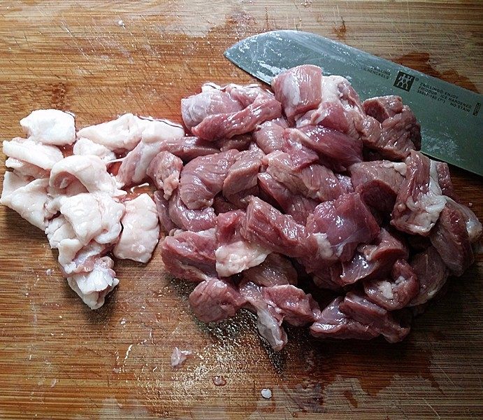 酱烤羊肉串,羊腿肉洗净沥干后切小块