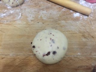 炼奶蔓越莓吐司 中种法,接下来开始整形面团