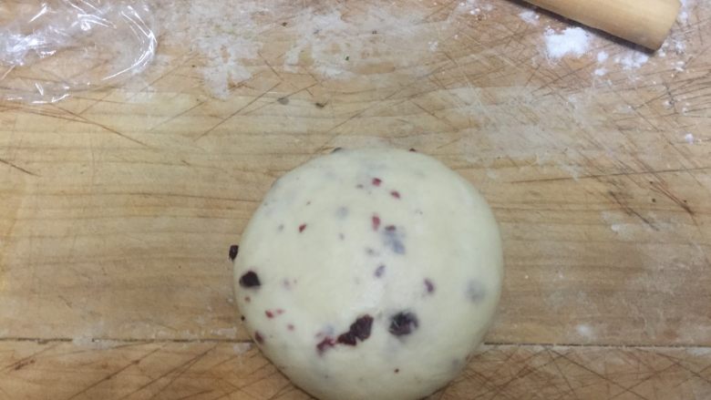 炼奶蔓越莓吐司 中种法,接下来开始整形面团
