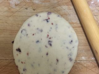 炼奶蔓越莓吐司 中种法,面饼稍按扁擀成长圆形