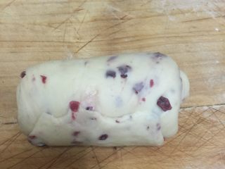 炼奶蔓越莓吐司 中种法,由上到下卷起后放入土司盒中