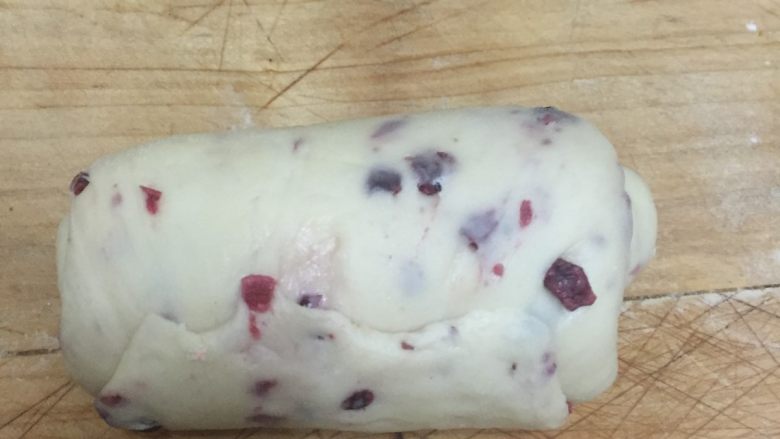 炼奶蔓越莓吐司 中种法,由上到下卷起后放入土司盒中