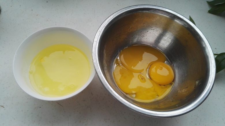 炼乳蛋挞,蛋白<a style='color:red;display:inline-block;' href='/shicai/ 15'>蛋黄</a>分别打两个容器内。（蛋白可以直接加盐炒着吃，或者做其他的。）