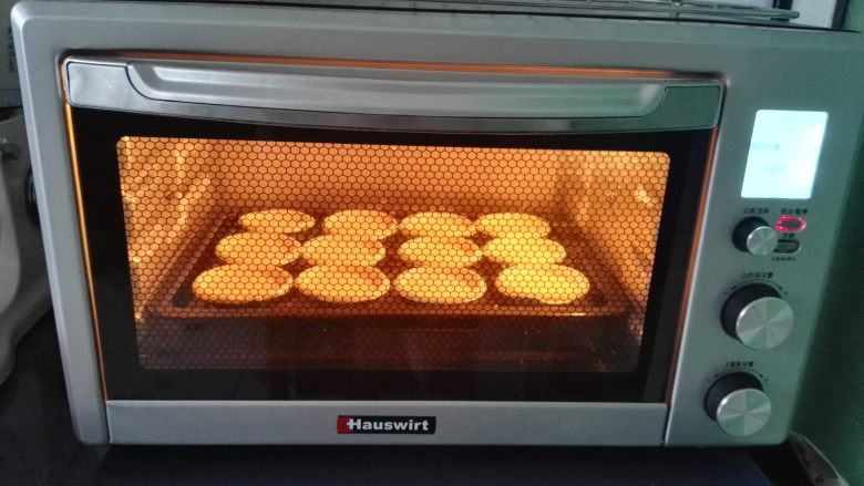 炼乳蛋挞,放预热好的烤箱中下层，上下火，烤200度20分钟左右。