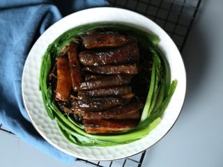 传统秘制 梅干菜扣肉,倒扣碗后，用绿叶蔬菜装饰，就可以吃啦。