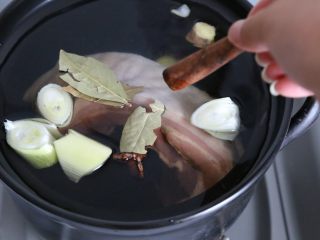 传统秘制 梅干菜扣肉,五花肉冷水下锅，放入料酒、大料、姜片、大葱段。