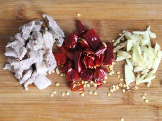 传统秘制 梅干菜扣肉,将之前肉上去掉的肉切丁，辣椒切段，姜切丝备用。