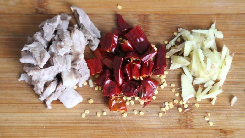 传统秘制 梅干菜扣肉,将之前肉上去掉的肉切丁，辣椒切段，姜切丝备用。