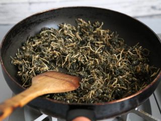 传统秘制 梅干菜扣肉,切好的梅干菜放入无油的锅中，小火炒，去除表面的水汽后，起锅。