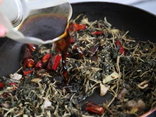 传统秘制 梅干菜扣肉,放入切好的梅干菜，倒入两勺生抽，适量胡椒粉。
