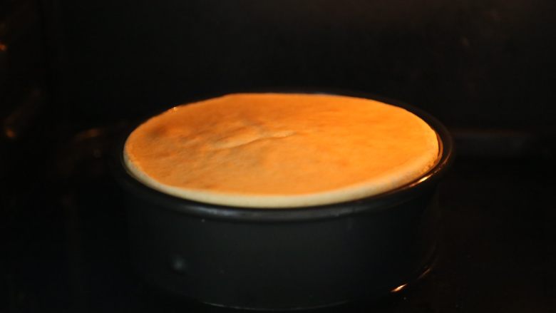 轻乳酪蛋糕,将烤盘放入烤箱最底层，注入1000ml的水。
装好面糊的模具在15厘米高度落下，震出大气泡后，放入装水的烤盘里。