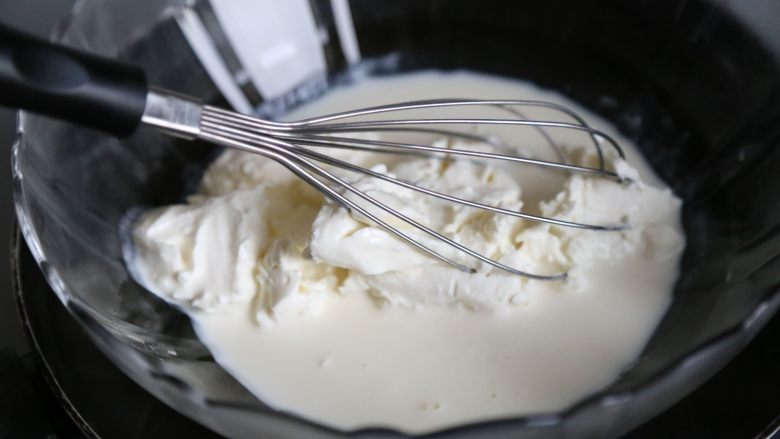 轻乳酪蛋糕,用手动打蛋器搅拌，隔水融化奶油奶酪和黄油。