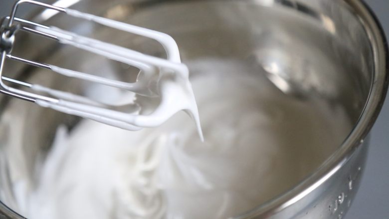 轻乳酪蛋糕,拉起打蛋器，出现长而弯曲的尖角，就表示蛋白打好了。